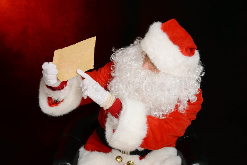 Santa Claus que muestra una letra imagenes de archivo Santa Claus que muestra una letra imagenes de archivo