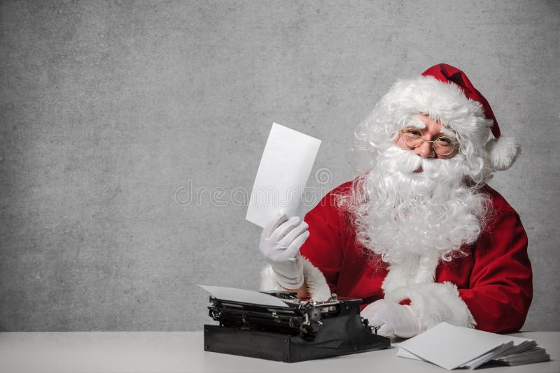 Santa Claus que responde a sua correspondência foto de stock royalty free Santa Claus que responde a sua correspondência foto de stock royalty free