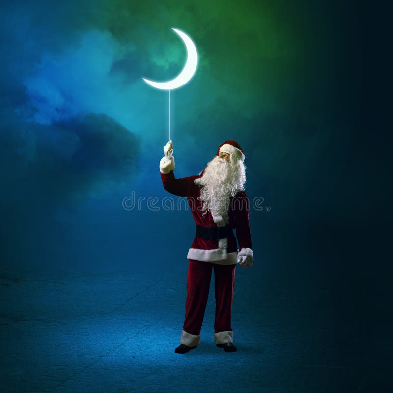 Santa Claus que sostiene una luna brillante imágenes de archivo libres de regalías Santa Claus que sostiene una luna brillante imágenes de archivo libres de regalías