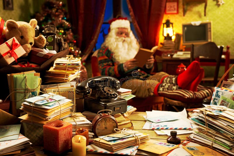 Die unordentlichen Schreibtisch vom Weihnachtsmann, er liest ein Buch.