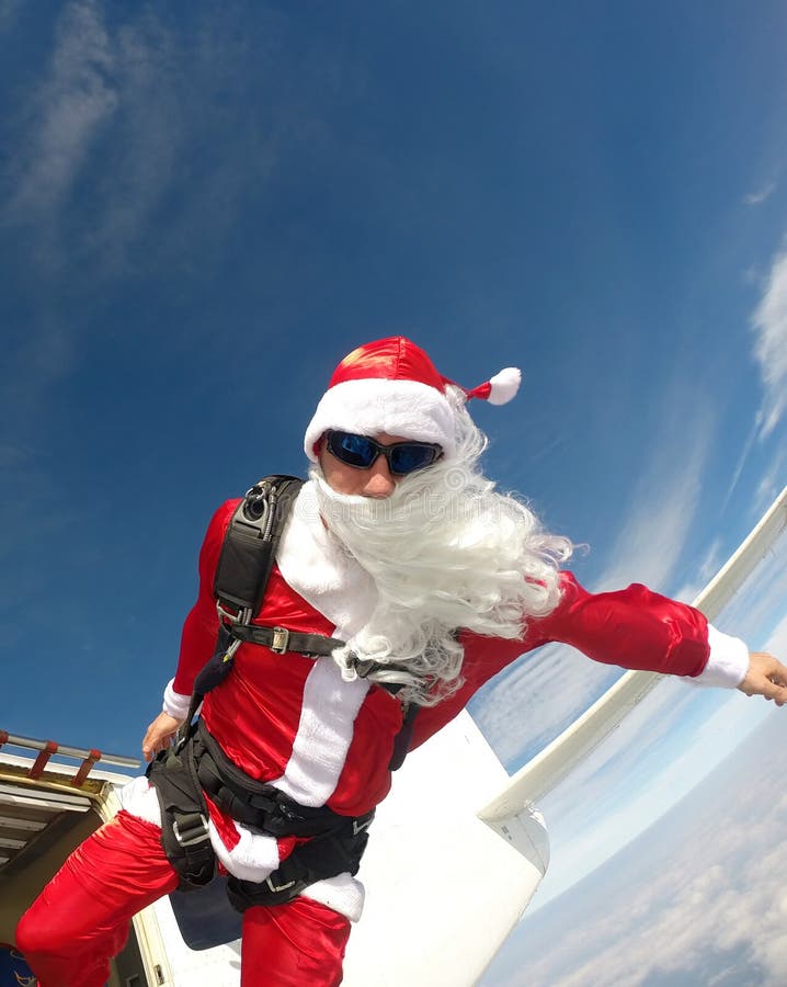 Santa Claus Skydiver salta do plano fotografia de stock Santa Claus Skydiver salta do plano fotografia de stock
