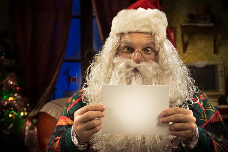 Santa Claus som rymmer ett tomt kort arkivfoto Santa Claus som rymmer ett tomt kort arkivfoto