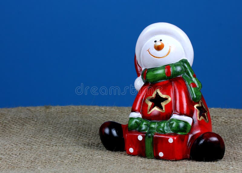 Santa Claus statyett på en blå bakgrund arkivfoto Santa Claus statyett på en blå bakgrund arkivfoto