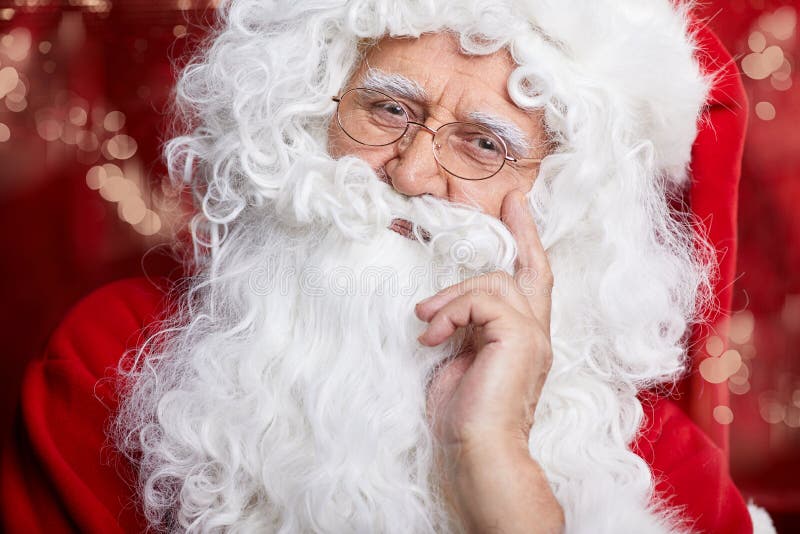 Santa Claus tradicional que suena en una campana, Navidad del concepto foto de archivo libre de regalías Santa Claus tradicional que suena en una campana, Navidad del concepto foto de archivo libre de regalías