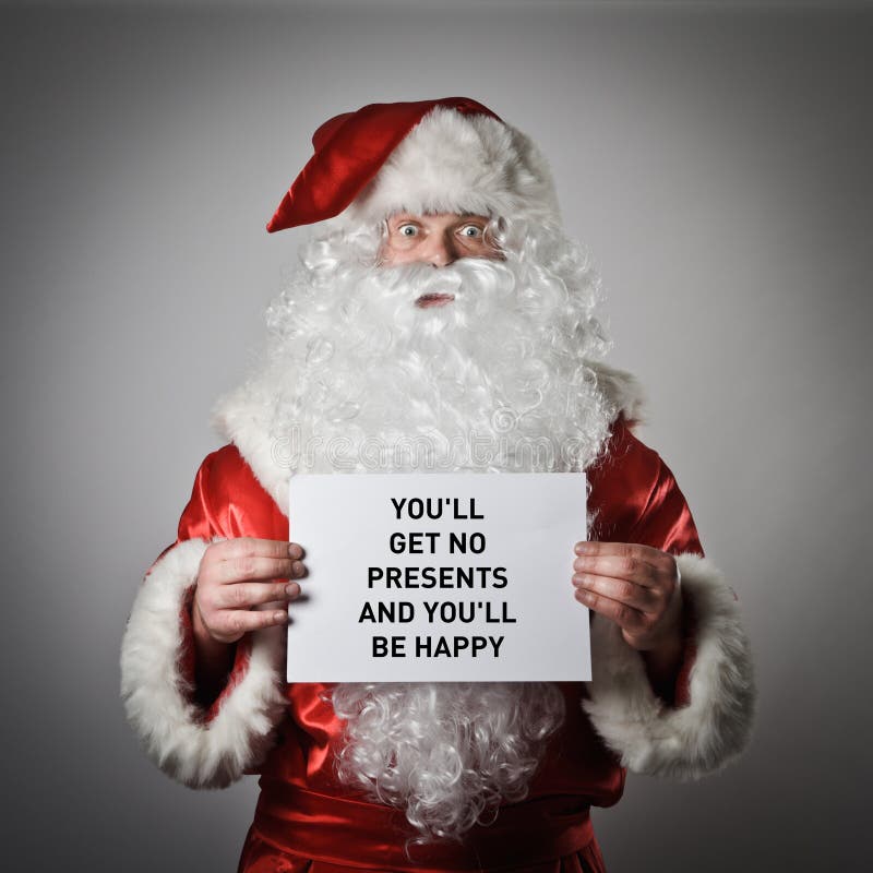 Santa claus trzyma w rękach białą kartkę. nie dostaniesz prezentów i będziesz szczęśliwy obraz stock