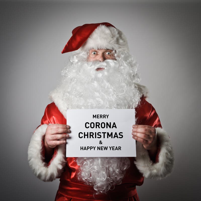 Santa claus trzyma w rękach białą kartkę. wesołych świąt korony i szczęśliwego nowego roku zdjęcie stock