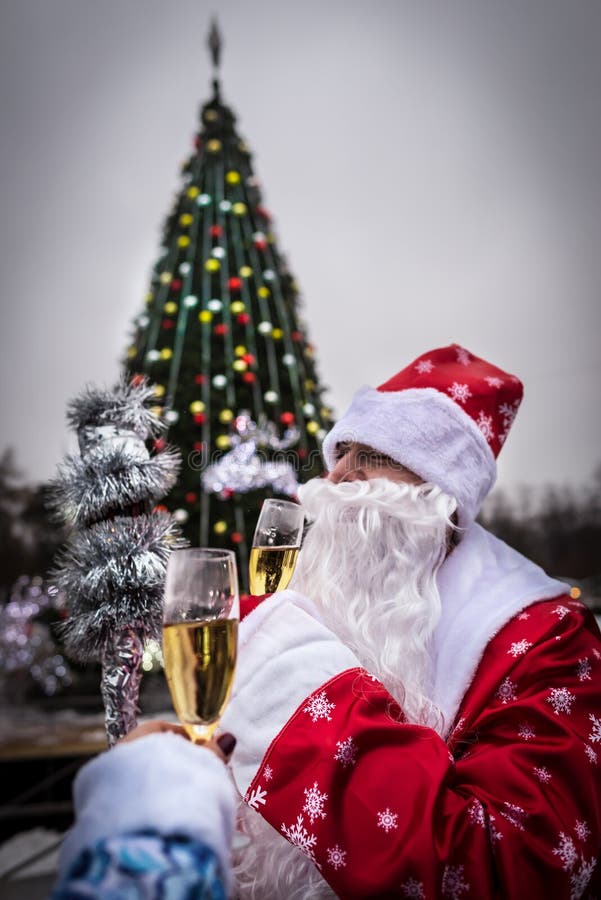 Santa Claus und Schnee-Mädchen feiert neues Jahr nahe Weihnachtsbaum lizenzfreies stockfoto Santa Claus und Schnee-Mädchen feiert neues Jahr nahe Weihnachtsbaum lizenzfreies stockfoto
