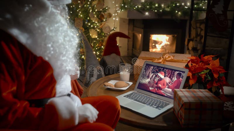 Santa claus videollamando a una familia con una niña