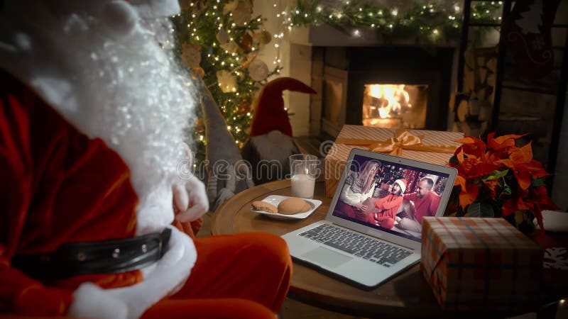 Santa claus videollamando a una familia con una niña