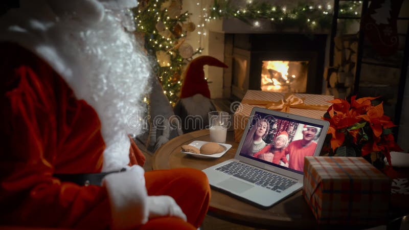 Santa claus videollamando a una familia con una niña