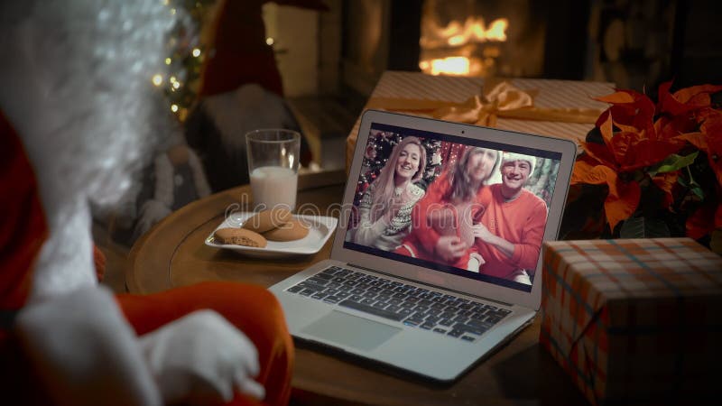 Santa claus videollamando a una familia con una niña