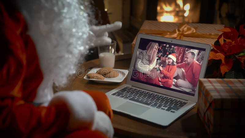 Santa claus videollamando a una familia con una niña