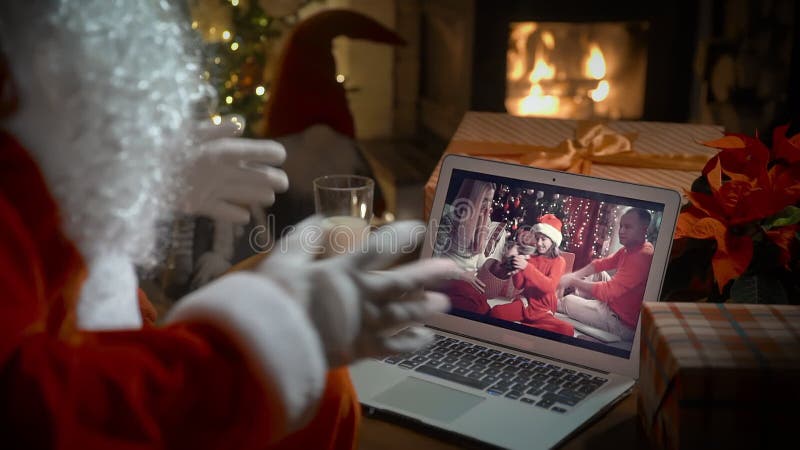 Santa claus videollamando a una familia con una niña