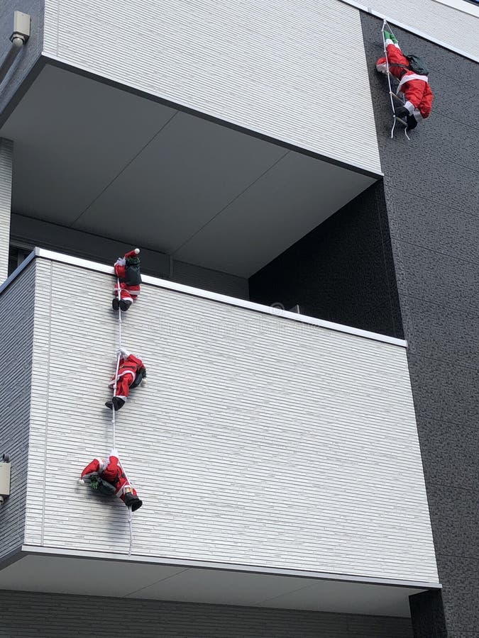 Santa Claus, welche die Treppe klettert stockfoto Santa Claus, welche die Treppe klettert stockfoto