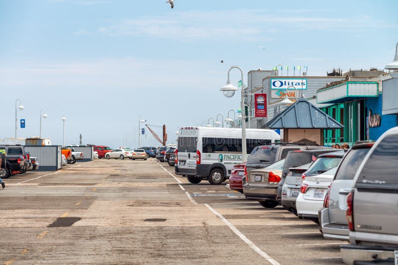 SANTA CRUZ, CA AUGUST 4, 2017 Car Parking on the Santa Cruz Pier