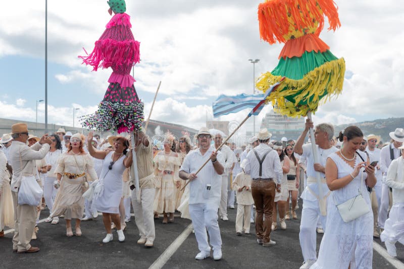 SANTA CRUZ DE LA PALMA, CANARISCHE EILANDEN, SPANJE - MAART 04, 2019: Niet geïdentificeerde mensen die in Los Indianos Partij tij royalty-vrije stock foto's SANTA CRUZ DE LA PALMA, CANARISCHE EILANDEN, SPANJE - MAART 04, 2019: Niet geïdentificeerde mensen die in Los Indianos Partij tij royalty-vrije stock foto's