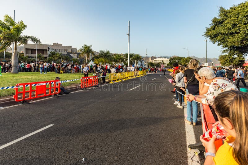 SANTA CRUZ DE TENERIFE, SPAIN - FEBRUARY 25, 2020: The beginning of Coso - final parade of the carnival. Spectators and locals royalty free stock image SANTA CRUZ DE TENERIFE, SPAIN - FEBRUARY 25, 2020: The beginning of Coso - final parade of the carnival. Spectators and locals royalty free stock image