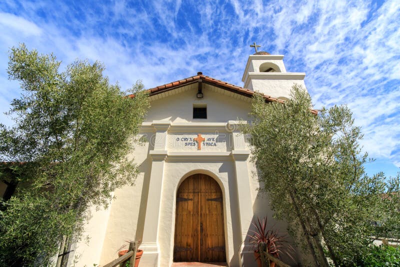 Santa Cruz Kalifornien - mars 24, 2018: Yttersida av kapell- och klockatornet på beskickningen Santa Cruz