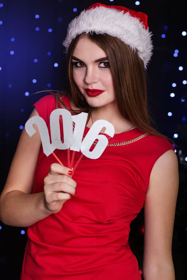 Santa dziewczyna trzyma papierowe cyfry 2016 zdjęcia royalty free