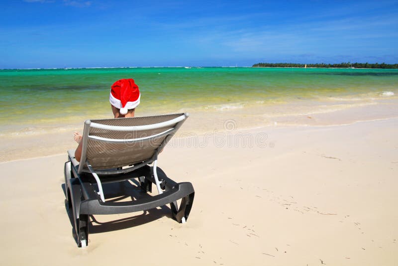 Santa en el sillón en la playa fotografía de archivo Santa en el sillón en la playa fotografía de archivo