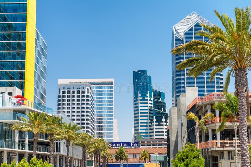Santa Fe-Bahnstation und San Diego-Skyline, CA lizenzfreies stockfoto Santa Fe-Bahnstation und San Diego-Skyline, CA lizenzfreies stockfoto