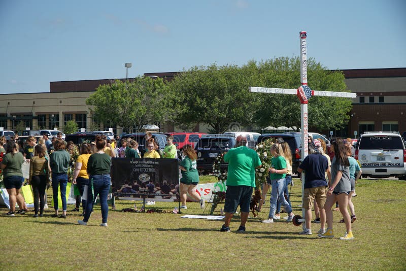 Santa Fe Texas, USA, May 29th 2018: Studenter rymmer minnesgudstjänst, innan de går tillbaka tillbaka till skolan royaltyfri bild Santa Fe Texas, USA, May 29th 2018: Studenter rymmer minnesgudstjänst, innan de går tillbaka tillbaka till skolan royaltyfri bild