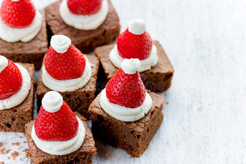 Santa Hat Brownie Bites Mit Erdbeeren Und Schlagsahne Oder C Stockbild ...