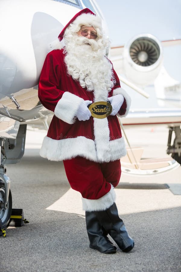 Santa Leaning On Private Jet no terminal de aeroporto fotos de stock royalty free Santa Leaning On Private Jet no terminal de aeroporto fotos de stock royalty free