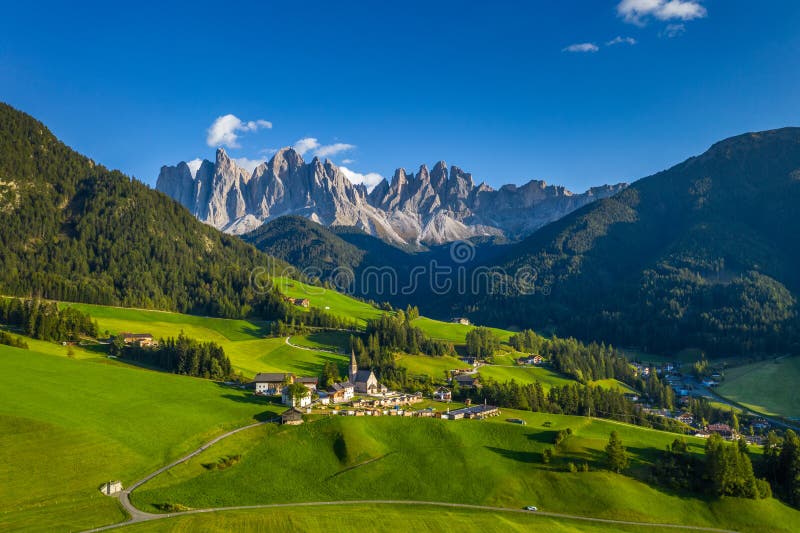 Santa Maddalena (Santa Magdalena), dorpje met de magische Dolomites-bergen op de achtergrond, Val di Funes-vallei, Trentino Alto