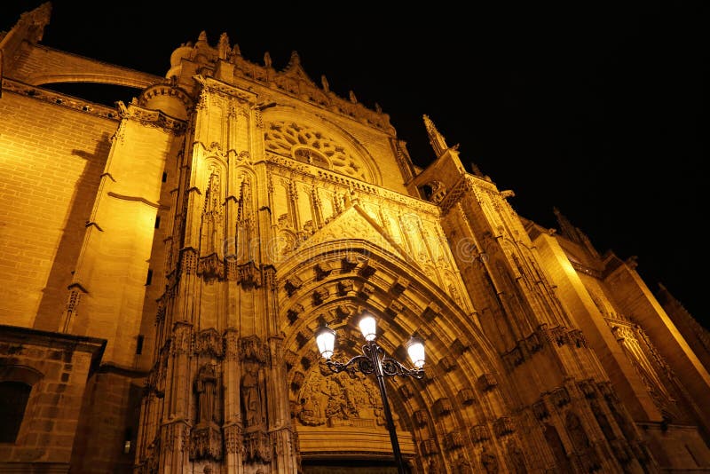 Santa Maria cathedral at night