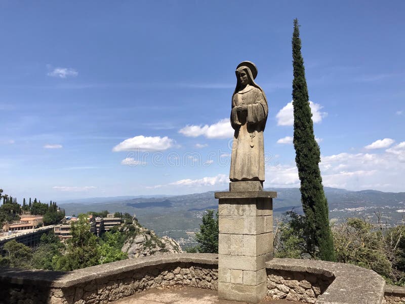 Santa Maria de Montserrat Monastery e statua in montagne, Spagna, Catalogna fotografia stock Santa Maria de Montserrat Monastery e statua in montagne, Spagna, Catalogna fotografia stock