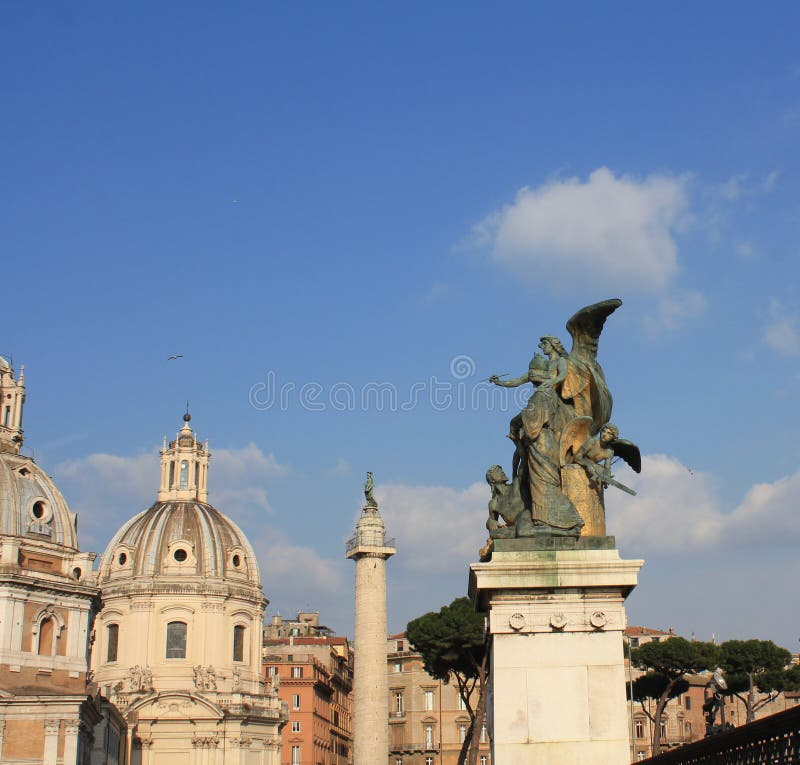 Santa Maria di Loreto-Kirche und Statue vor Nationaldenkmal von Victor Emmanuel II, Rom, Italien stockfotografie Santa Maria di Loreto-Kirche und Statue vor Nationaldenkmal von Victor Emmanuel II, Rom, Italien stockfotografie