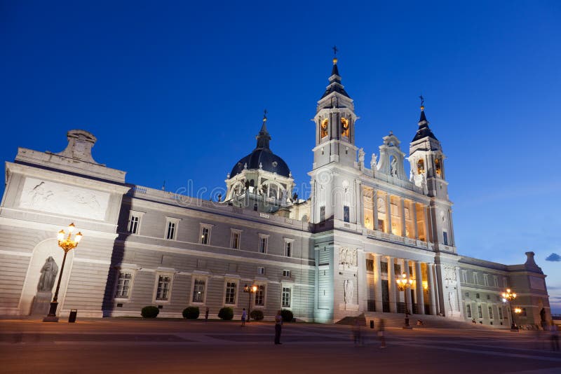 Santa Maria los angeles Real De Los Angeles Almudena w nocy obraz stock Santa Maria los angeles Real De Los Angeles Almudena w nocy obraz stock