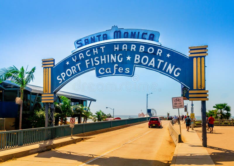 Santa Monica Pier, Beeld van de ingang met het beroemde boogteken