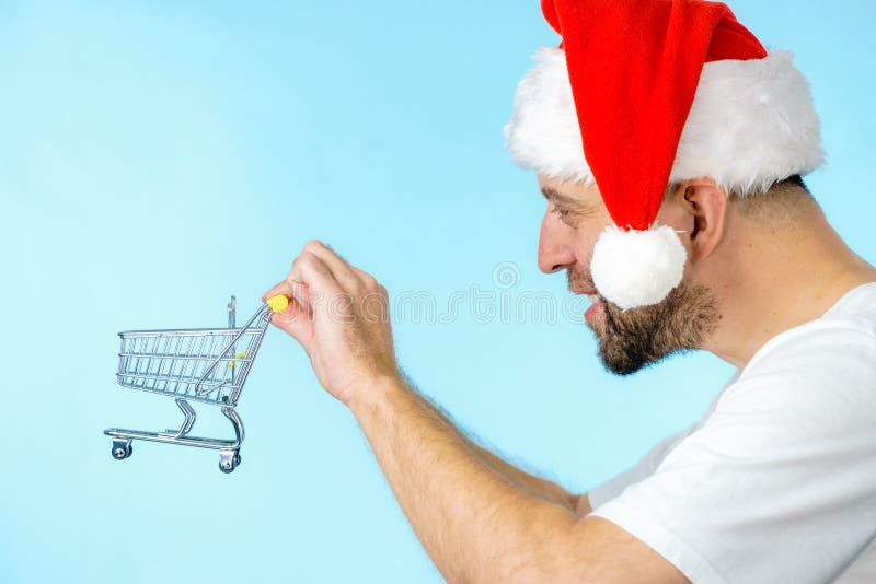 Santa mężczyzna mienia wózek na zakupy fotografia stock Santa mężczyzna mienia wózek na zakupy fotografia stock