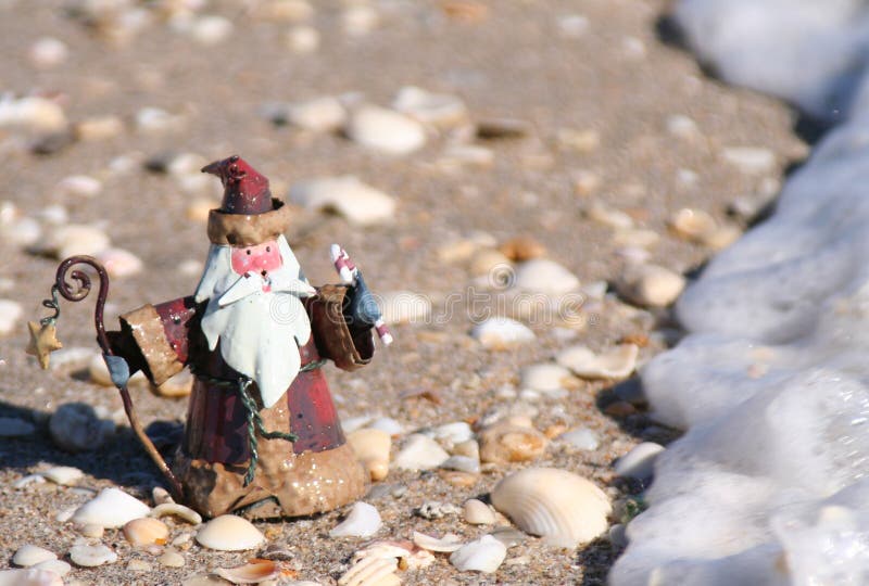 Santa in spiaggia con conchiglie e seafoam.