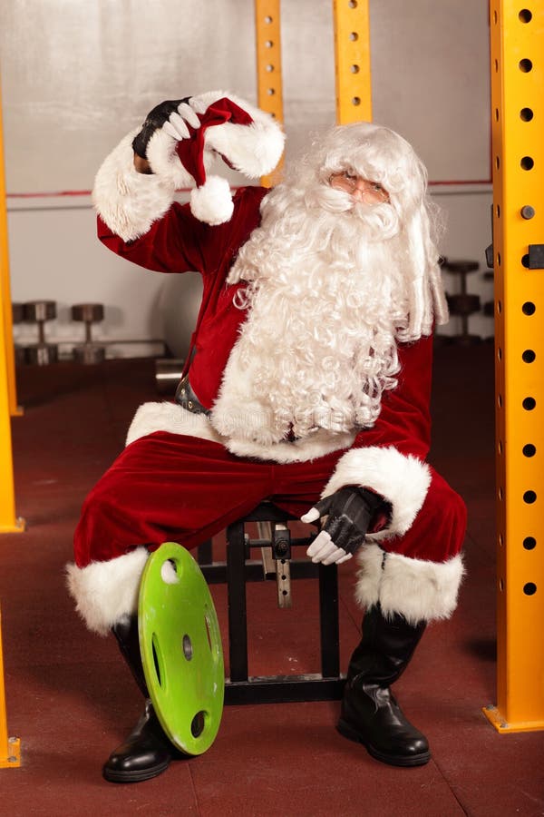 Santa stanca Claus irrompe l'addestramento prima del Natale in palestra fotografie stock libere da diritti Santa stanca Claus irrompe l'addestramento prima del Natale in palestra fotografie stock libere da diritti