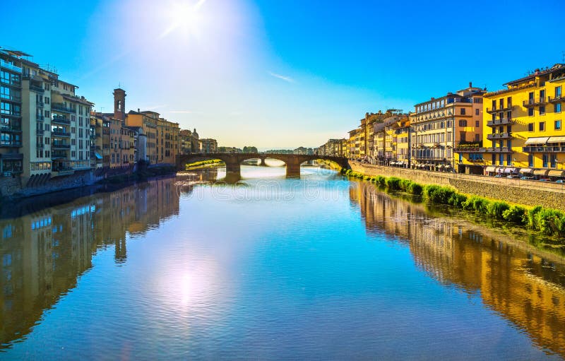 Santa Trinita Bridge en el río de Arno, paisaje de la puesta del sol Florencia, imágenes de archivo libres de regalías Santa Trinita Bridge en el río de Arno, paisaje de la puesta del sol Florencia, imágenes de archivo libres de regalías