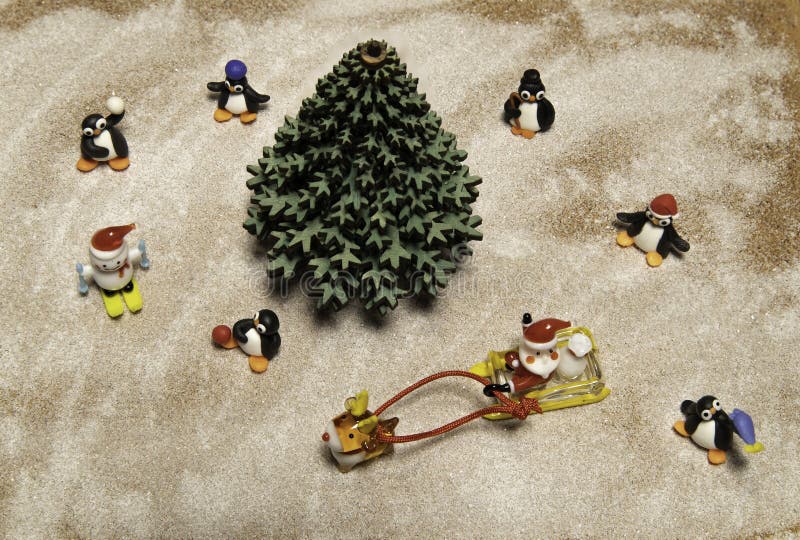Santa w saniu z renifera bieg wokoło zielonej choinki i wiele mężczyzna pingwinów i śnieżnego zdjęcie royalty free Santa w saniu z renifera bieg wokoło zielonej choinki i wiele mężczyzna pingwinów i śnieżnego zdjęcie royalty free
