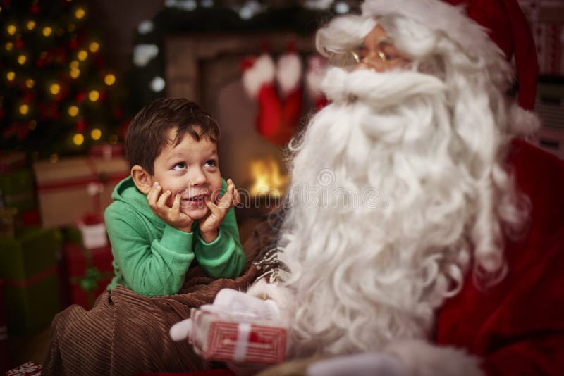 Santa z chłopiec zdjęcie stock Santa z chłopiec zdjęcie stock