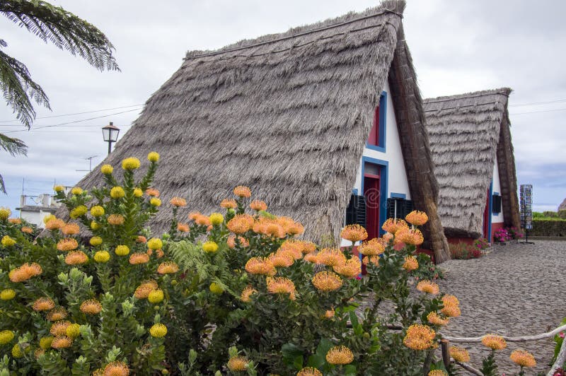 Santana, Madera/PORTUGAL - April 19, 2017: De traditionele boerderijen op het eiland van Madera in dorp Santana zijn toeristische royalty-vrije stock afbeelding Santana, Madera/PORTUGAL - April 19, 2017: De traditionele boerderijen op het eiland van Madera in dorp Santana zijn toeristische royalty-vrije stock afbeelding