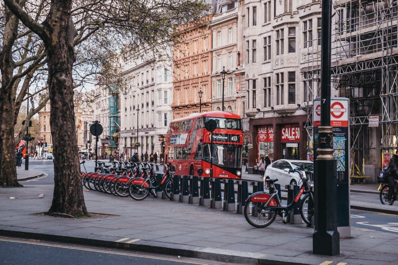 Santander cycli dockingstation op Pall Mall East, Londen, Verenigd Koninkrijk royalty-vrije stock afbeeldingen Santander cycli dockingstation op Pall Mall East, Londen, Verenigd Koninkrijk royalty-vrije stock afbeeldingen