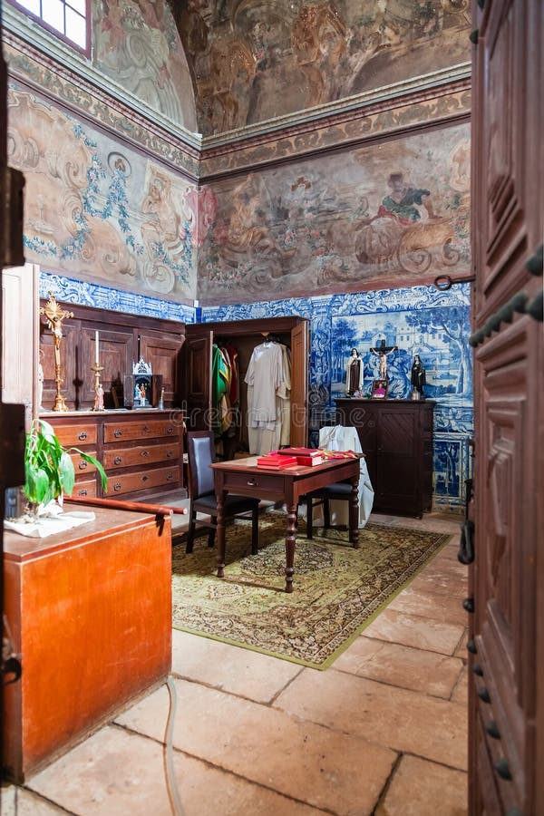 Santarem, Portugal - de Barokke sacristie met blauwe tegels en fresko's schilderde in de muren en het plafond royalty-vrije stock afbeelding Santarem, Portugal - de Barokke sacristie met blauwe tegels en fresko's schilderde in de muren en het plafond royalty-vrije stock afbeelding