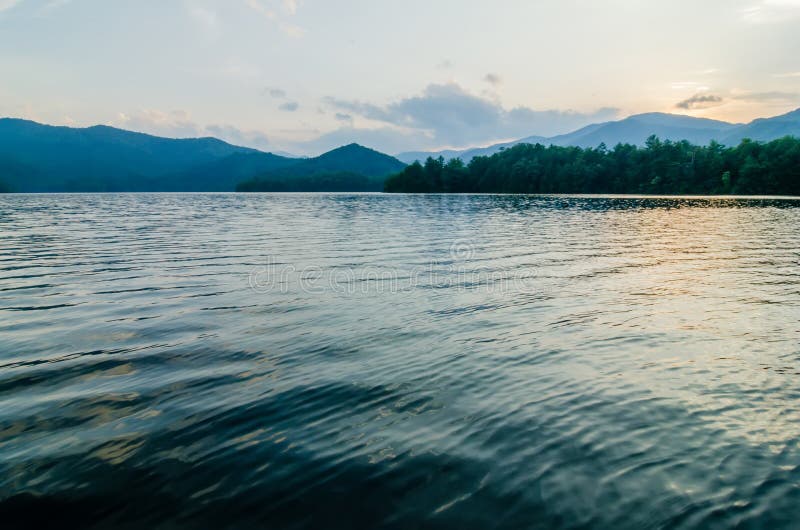 santeetlah del lago in grandi montagne fumose North Carolina fotografia stock santeetlah del lago in grandi montagne fumose North Carolina fotografia stock
