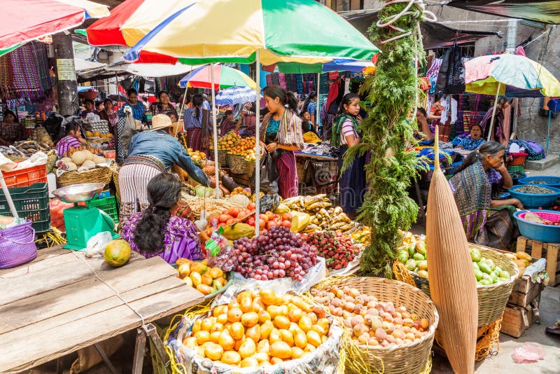 SANTIAGO ATITLAN GUATEMALA - MARS 24, 2016: Sikt av frukt- och grönsakmarknaden i Santiago Atitlan villag royaltyfri fotografi SANTIAGO ATITLAN GUATEMALA - MARS 24, 2016: Sikt av frukt- och grönsakmarknaden i Santiago Atitlan villag royaltyfri fotografi