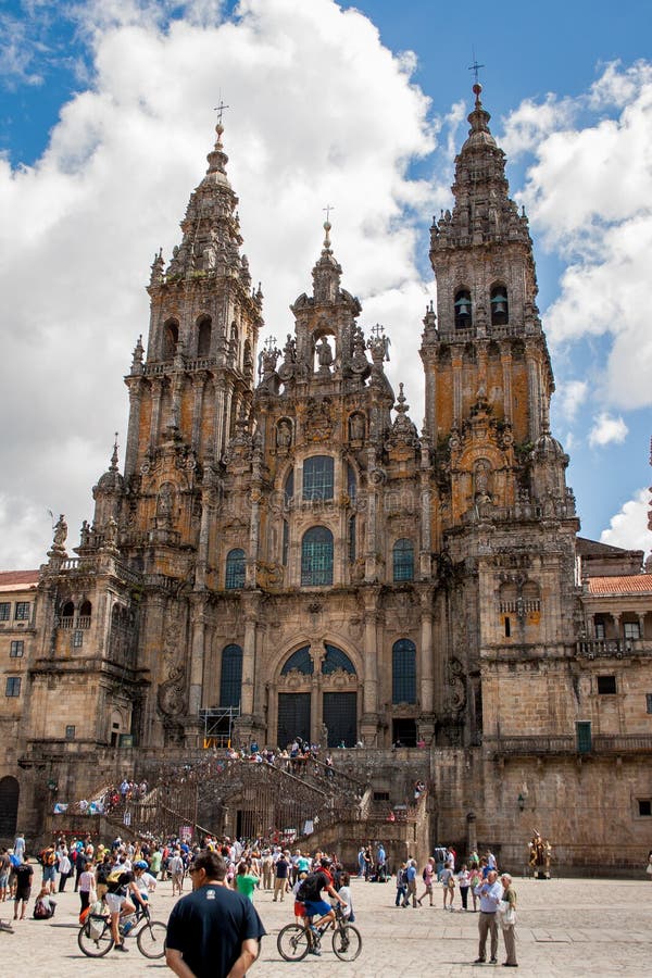 Santiago de Compostela Galicia, Spanien; 08-03-2013: Domkyrka av Santiago de Compostela i plazaen del Obradoiro royaltyfri foto Santiago de Compostela Galicia, Spanien; 08-03-2013: Domkyrka av Santiago de Compostela i plazaen del Obradoiro royaltyfri foto