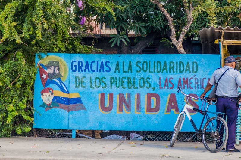 SANTIAGO DE CUBA, CUBA - 6 DE FEVEREIRO DE 2016: Quadro de avisos da propaganda em Santiago de Cuba Diz: Obrigado para a solidari fotos de stock SANTIAGO DE CUBA, CUBA - 6 DE FEVEREIRO DE 2016: Quadro de avisos da propaganda em Santiago de Cuba Diz: Obrigado para a solidari fotos de stock