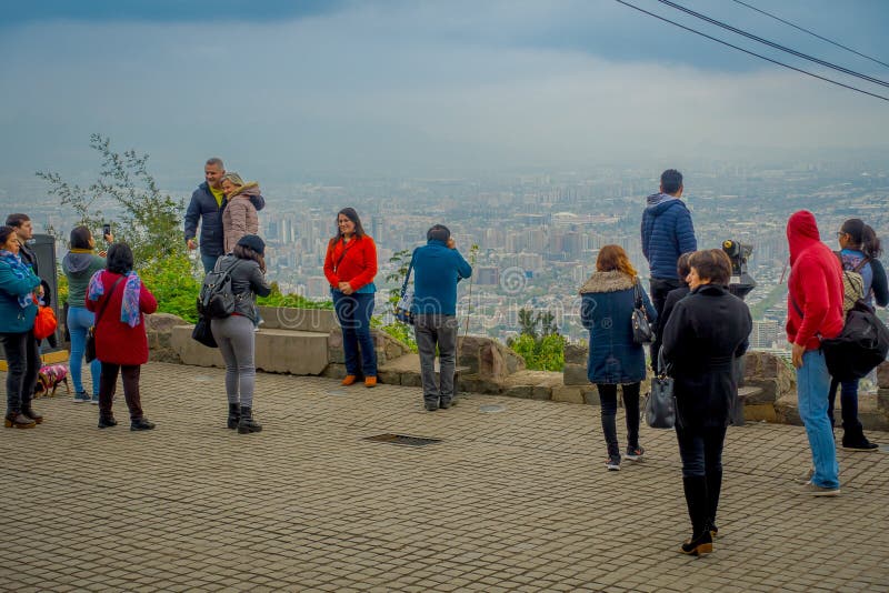 SANTIAGO, O CHILE - 16 DE OUTUBRO DE 2018: Grupo de turistas que apreciam a vista lindo de Cerro San Cristobal no Santiago de fotos de stock royalty free SANTIAGO, O CHILE - 16 DE OUTUBRO DE 2018: Grupo de turistas que apreciam a vista lindo de Cerro San Cristobal no Santiago de fotos de stock royalty free