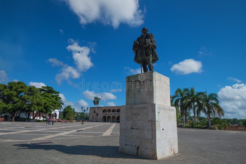 SANTO DOMINGO, REPÚBLICA DOMINICANA - 30 DE OUTUBRO DE 2015: Monumento de Nicolas de Ovando fotografia de stock royalty free SANTO DOMINGO, REPÚBLICA DOMINICANA - 30 DE OUTUBRO DE 2015: Monumento de Nicolas de Ovando fotografia de stock royalty free