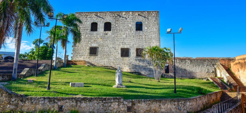 Santo Domingo, República Dominicana Estatua de Maria De Toledo en Alcazar de Colon (Diego Columbus House) imágenes de archivo libres de regalías Santo Domingo, República Dominicana Estatua de Maria De Toledo en Alcazar de Colon (Diego Columbus House) imágenes de archivo libres de regalías